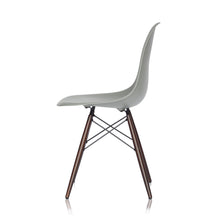 Carica l&#39;immagine nel visualizzatore di Gallery, Vitra Eames Plastic Side Chair DSW, Untergestell Ahorn, dunkel &amp; weitere Farben
