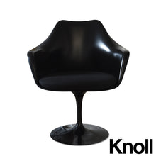 Lade das Bild in den Galerie-Viewer, Knoll Saarinen Tulip Armlehnstuhl, schwarz , drehbar mit Sitzkissen Tonus
