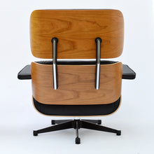 Carica l&#39;immagine nel visualizzatore di Gallery, Vitra Lounge Chair &amp; Ottoman - Amerikanischer Kirschbaum / Leder Premium F Nero (XL / Neue Maße)
