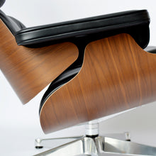 Afbeelding in Gallery-weergave laden, Vitra Lounge Chair &amp; Ottoman (XL / Neue Maße) - Nussbaum schwarz pigmentiert, Leder Premium F Nero, poliert
