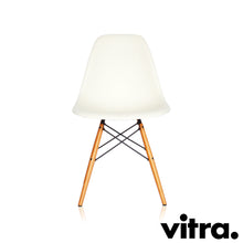 Afbeelding in Gallery-weergave laden, Vitra Eames Plastic Side Chair DSW, Untergestell Ahorn, gelblich &amp; weitere Farben
