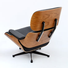 Carica l&#39;immagine nel visualizzatore di Gallery, Vitra Lounge Chair (neue Maße) Amerikanischer Kirschbaum / Leder Nero
