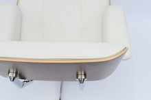 Carica l&#39;immagine nel visualizzatore di Gallery, Vitra Lounge Chair &amp; Ottoman, poliert, Nussbaum weiss pigmentiert, Leder Premium F Snow (XL / Neue Maße)
