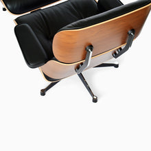 Load the image into the gallery viewer, Vitra Eames Lounge Chair &amp; Ottoman, poliert / Seiten schwarz, Amerikanischer Kirschbaum, Leder Premium F Nero (Klassische Maße)
