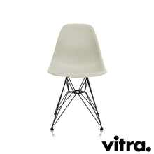 Afbeelding in Gallery-weergave laden, Vitra Eames Plastic Side Chair DSR, Untergestell schwarz (outdoor tauglich) &amp; weitere Farben
