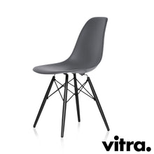 Carica l&#39;immagine nel visualizzatore di Gallery, Vitra Eames Plastic Side Chair DSW, Untergestell Ahorn, schwarz &amp; weitere Farben
