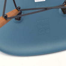 Lade das Bild in den Galerie-Viewer, Vitra – Eames Plastic Side Chair DSW, Untergestell Esche, honigfarben &amp; weitere Farben
