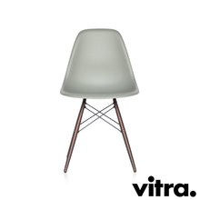 Lade das Bild in den Galerie-Viewer, Vitra Eames Plastic Side Chair DSW, Untergestell Ahorn, dunkel &amp; weitere Farben
