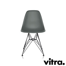 Carica l&#39;immagine nel visualizzatore di Gallery, Vitra Eames Plastic Side Chair DSR, Untergestell schwarz (outdoor tauglich) &amp; weitere Farben
