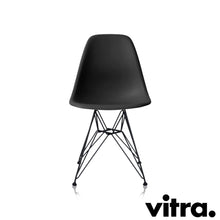 Lade das Bild in den Galerie-Viewer, Vitra Eames Plastic Side Chair DSR, Untergestell schwarz (outdoor tauglich) &amp; weitere Farben
