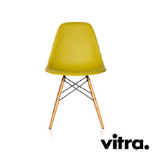 Charger l&#39;image dans la galerie, Vitra Eames Plastic Side Chair DSW, Untergestell Ahorn, gelblich &amp; weitere Farben
