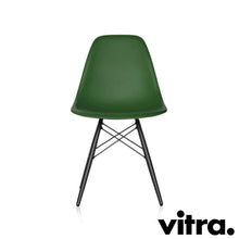 Charger l&#39;image dans la galerie, Vitra Eames Plastic Side Chair DSW, Untergestell Ahorn, schwarz &amp; weitere Farben
