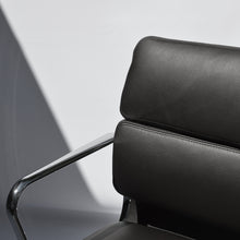 Charger l&#39;image dans la galerie, vitra Eames Soft Pad Chair EA 217, Bürostuhl mit Rollen, Leder / verchromt
