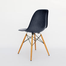 Charger l&#39;image dans la galerie, vitra Eames Fiberglass Side Chair DSW, Untergestell Ahorn, gelblich &amp; weitere Farben
