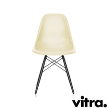 Afbeelding in Gallery-weergave laden, Vitra Eames Fiberglass Side Chair DSW, Untergestell Ahorn, schwarz &amp; weitere Farben
