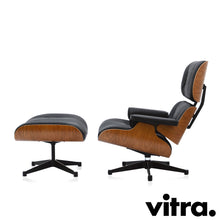 Carica l&#39;immagine nel visualizzatore di Gallery, Vitra Lounge Chair &amp; Ottoman - Amerikanischer Kirschbaum / Leder Premium F Nero (XL / Neue Maße)
