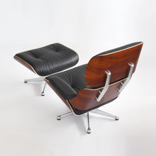 Charger l&#39;image dans la galerie, Vitra Lounge Chair &amp; Ottoman, Santos Palisander, Leder Premium F Nero, poliert (XL / Neue Maße)
