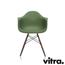 Load the image into the gallery viewer, Vitra Eames Plastic Armchair DAW, Untergestell Ahorn, dunkel &amp; weitere Farben

