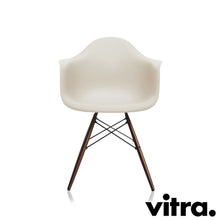 Charger l&#39;image dans la galerie, Vitra Eames Plastic Armchair DAW, Untergestell Ahorn, dunkel &amp; weitere Farben
