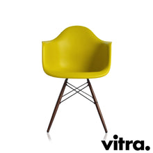 Charger l&#39;image dans la galerie, Vitra Eames Plastic Armchair DAW, Untergestell Ahorn, dunkel &amp; weitere Farben

