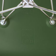Lade das Bild in den Galerie-Viewer, Vitra Eames Plastic Side Chair DSR, Untergestell Stahl verchromt &amp; weitere Farben
