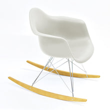 Lade das Bild in den Galerie-Viewer, Vitra Eames Schaukelstuhl - Plastic Armchair RAR
