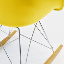Load the image into the gallery viewer, Vitra Eames Schaukelstuhl - Plastic Armchair RAR
