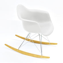 Load the image into the gallery viewer, Vitra Eames Schaukelstuhl - Plastic Armchair RAR

