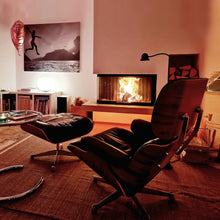 Charger l&#39;image dans la galerie, Vitra Lounge Chair &amp; Ottoman (XL / Neue Maße) - Nussbaum schwarz pigmentiert, Leder Premium F Nero, poliert
