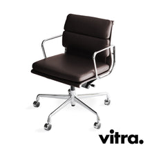 Carica l&#39;immagine nel visualizzatore di Gallery, vitra Eames Soft Pad Chair EA 217, Bürostuhl mit Rollen, Leder / verchromt
