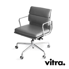 Carica l&#39;immagine nel visualizzatore di Gallery, vitra Eames Soft Pad Chair EA 217, Bürostuhl mit Rollen, Leder / verchromt
