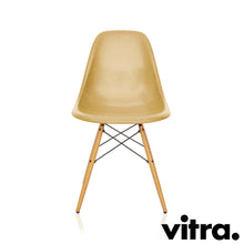 Afbeelding in Gallery-weergave laden, vitra Eames Fiberglass Side Chair DSW, Untergestell Ahorn, gelblich &amp; weitere Farben
