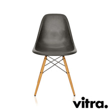 Carica l&#39;immagine nel visualizzatore di Gallery, vitra Eames Fiberglass Side Chair DSW, Untergestell Ahorn, gelblich &amp; weitere Farben
