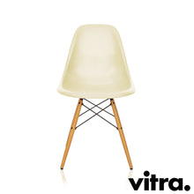 Afbeelding in Gallery-weergave laden, vitra Eames Fiberglass Side Chair DSW, Untergestell Ahorn, gelblich &amp; weitere Farben

