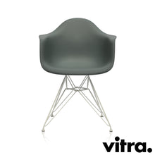 Lade das Bild in den Galerie-Viewer, Vitra Eames Plastic Armchair RE - DAR, Untergestell weiss &amp; weitere Farben
