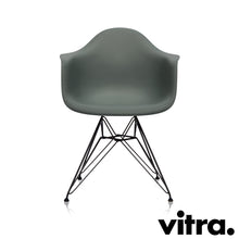 Afbeelding in Gallery-weergave laden, Vitra Eames Plastic Armchair RE - DAR, Untergestell schwarz (outdoor tauglich) &amp; weitere Farben
