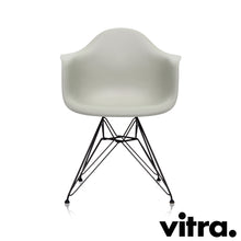 Lade das Bild in den Galerie-Viewer, Vitra Eames Plastic Armchair RE - DAR, Untergestell schwarz (outdoor tauglich) &amp; weitere Farben
