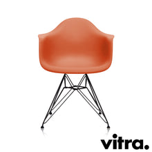 Load the image into the gallery viewer, Vitra Eames Plastic Armchair RE - DAR, Untergestell schwarz (outdoor tauglich) &amp; weitere Farben
