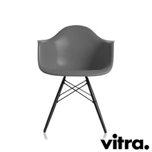 Lade das Bild in den Galerie-Viewer, Vitra Eames Plastic Armchair DAW, Untergestell Ahorn, schwarz &amp; weitere Farben
