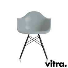 Load the image into the gallery viewer, Vitra Eames Plastic Armchair DAW, Untergestell Ahorn, schwarz &amp; weitere Farben
