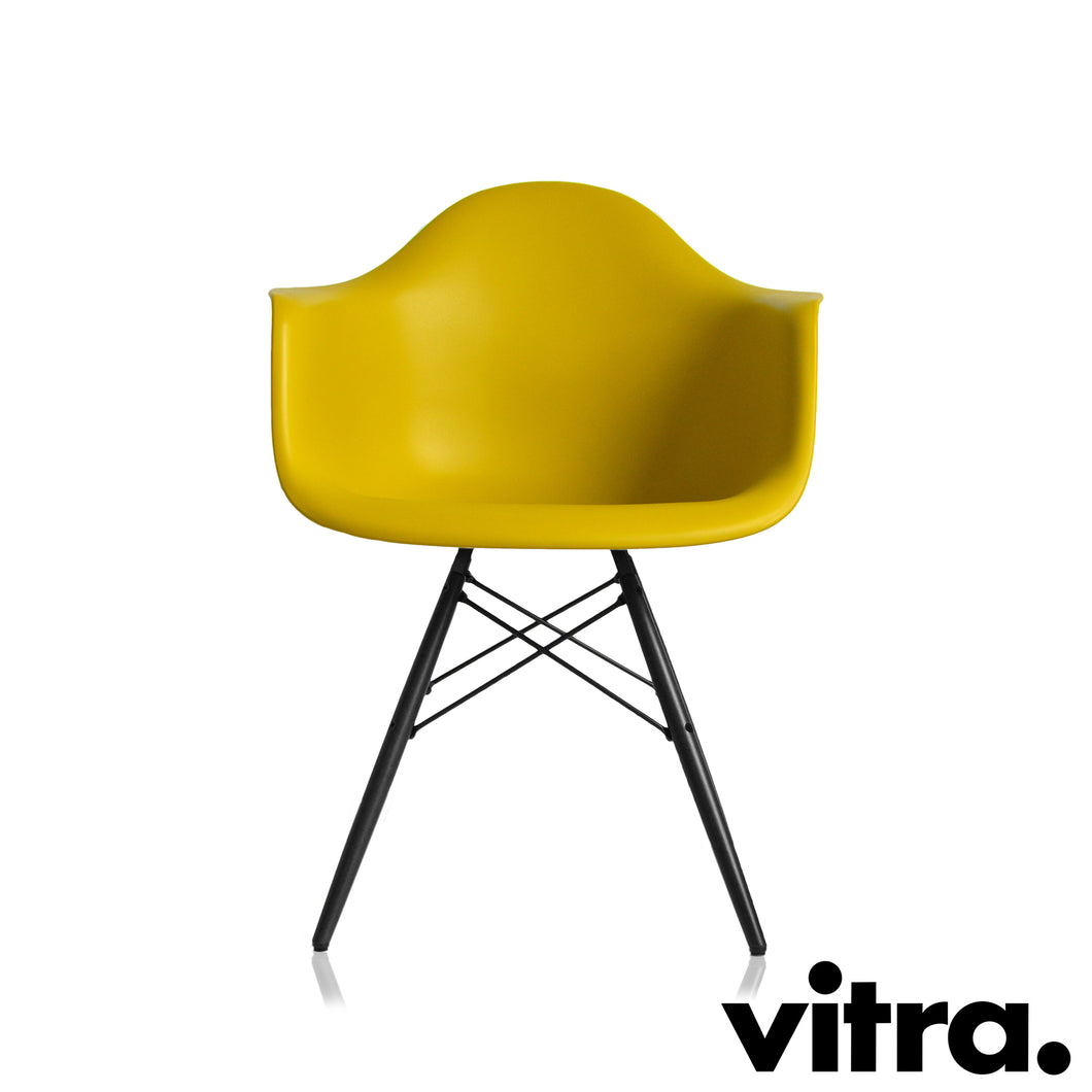 Vitra Eames Plastic Armchair RE DAW, Untergestell Ahorn, schwarz & weitere Farben