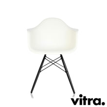 Afbeelding in Gallery-weergave laden, Vitra Eames Plastic Armchair DAW, Untergestell Ahorn, schwarz &amp; weitere Farben
