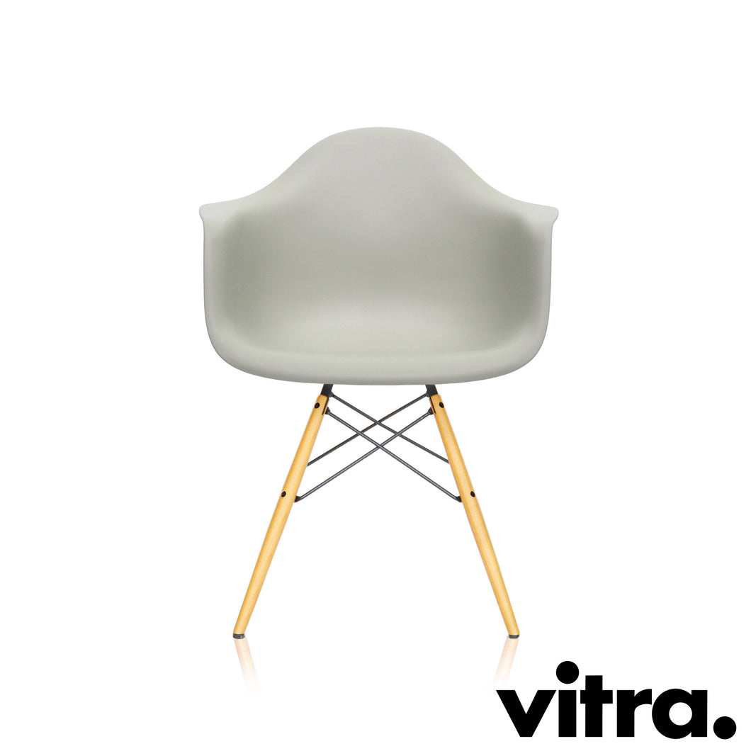 Vitra Eames Plastic Armchair DAW, Untergestell Ahorn, gelblich & weitere Farben