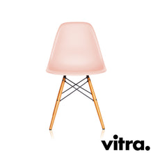 Afbeelding in Gallery-weergave laden, Vitra Eames Plastic Side Chair DSW, Untergestell Ahorn, gelblich &amp; weitere Farben
